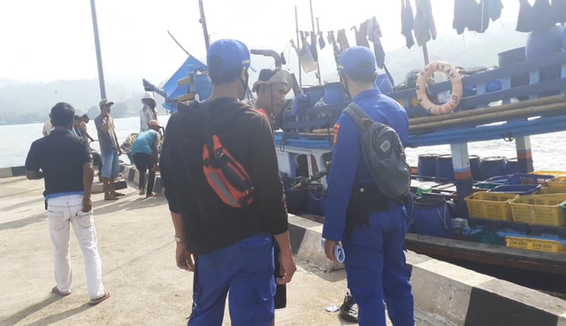 Diduga Merugikan Nelayan, Kapal Sekar Tanjung Dibakar Warga di Tanggamus (2)