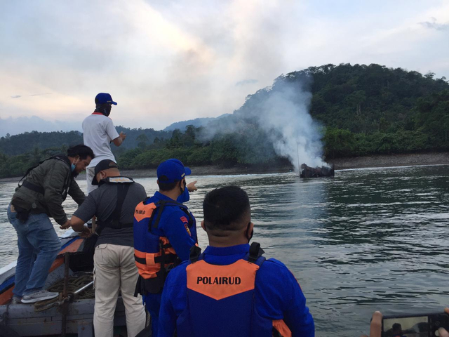 Diduga Merugikan Nelayan, Kapal Sekar Tanjung Dibakar Warga di Tanggamus (3)