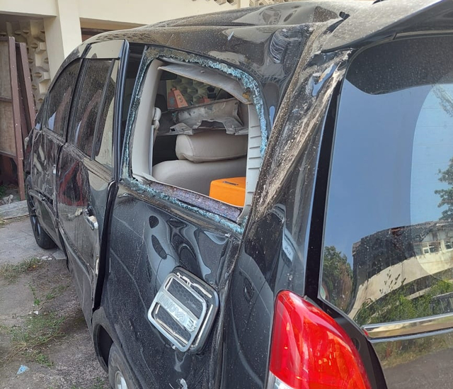 Mobil Toyota Innova mengalami kerusakan setelah menabrak sepeda motor dan warung rokok di Jalan Tuparev, Kota Cirebon. (Juan)