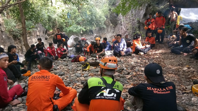 Petugas menemukan pendaki bernama Eva yang hilang di Gunung Abbo, Maros, Sulawesi Selatan, Rabu (9/6). Foto: Dok. Istimewa