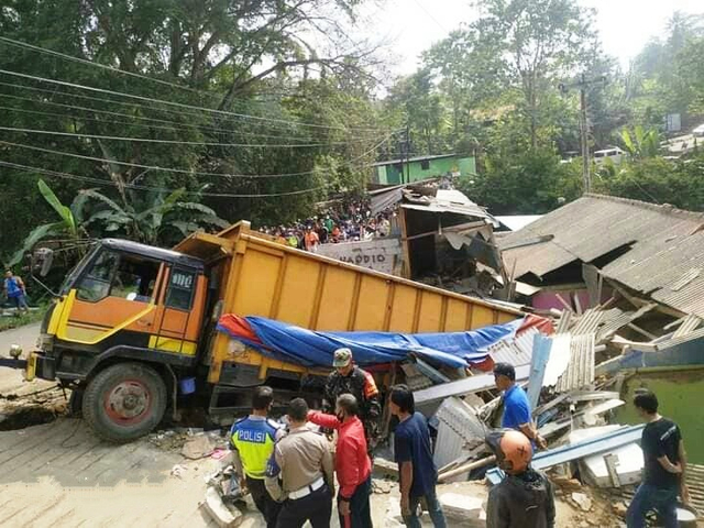 Peristiwa kecelakaan lalu lintas melibatkan truk fuso terjadi di jalan raya Kedungarum-Ciporang Kabupaten Kuningan, Jawa Barat. (Andri Yanto)