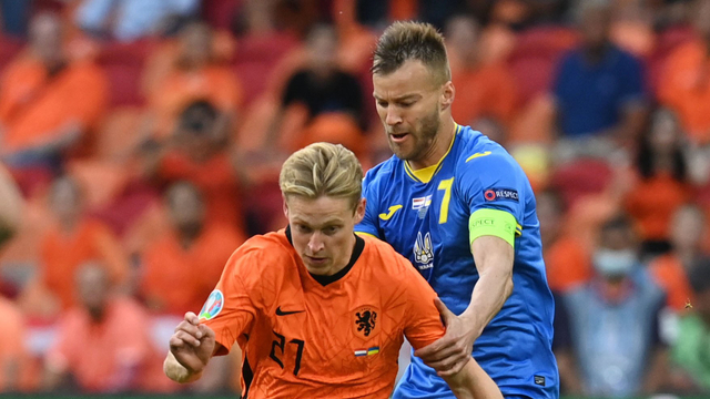 Frenkie de Jong dari Belanda beraksi dengan Andriy Yarmolenko dari Ukraina, di Johan Cruyff Arena, Amsterdam, Belanda, Senin (14/6) WIB. Foto: Pool via REUTERS/Olaf Kraak