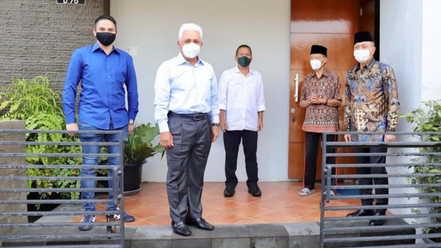 Zulkifli Hasan, Hatta Rajasa, Soetrisno Bachir, dan Mumtaz Rais menemui Syafii Maarif. Foto: Dok. DPP PAN