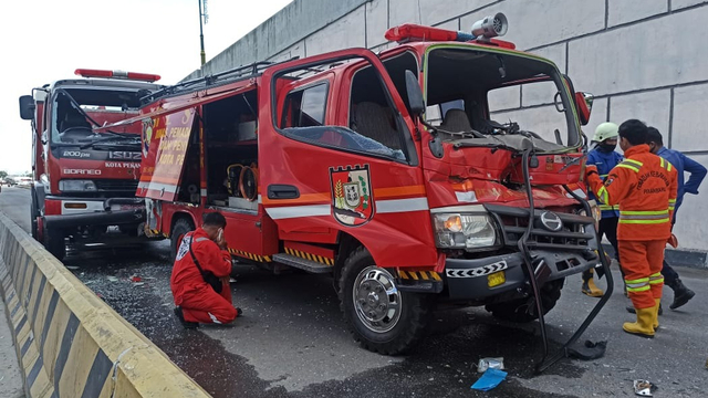 KONDISI dua unit mobil pemadam kebakaran usai terlibat tabrakan beruntu di Flyover Pasar Pagi Arengka Jalan Soekarno-Hatta, Pekanbaru, Senin (14/6/2021). 