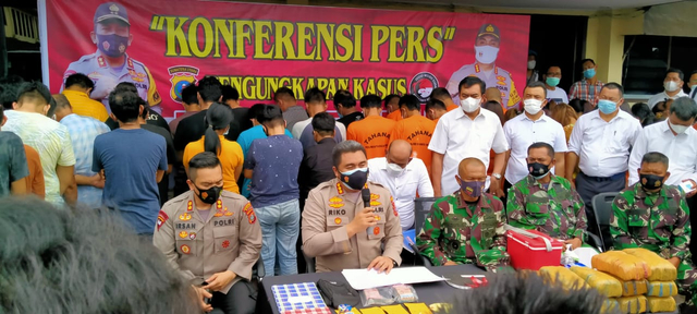 Kapolrestabes Medan, Kombes Pol Riko Sunarko memaparkan kasus penangkapan ASN asal Nias Utara di tempat hiburan malam di Medan. 