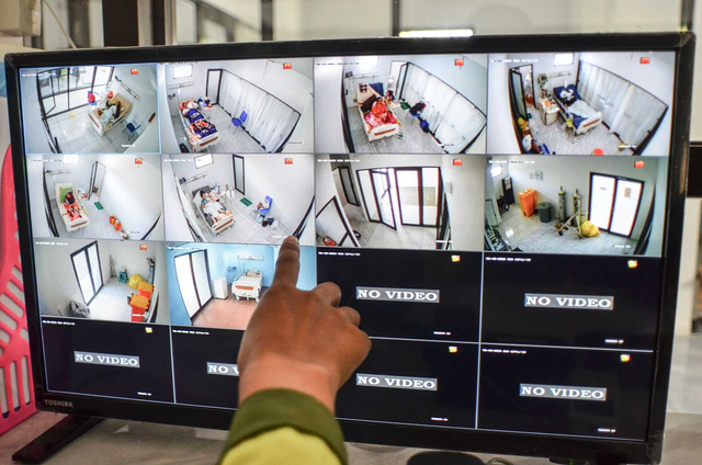 Tenaga kesehatan memantau layar monitor dari kamera Closed Circuit Television (CCTV) di ruang isolasi COVID-19 Rumah Sakit Umum (RSU) Dadi Keluarga, Kabupetan Ciamis, Jawa Barat, Senin (14/6/2021). Foto: Adeng Bustomi/ANTARA FOTO