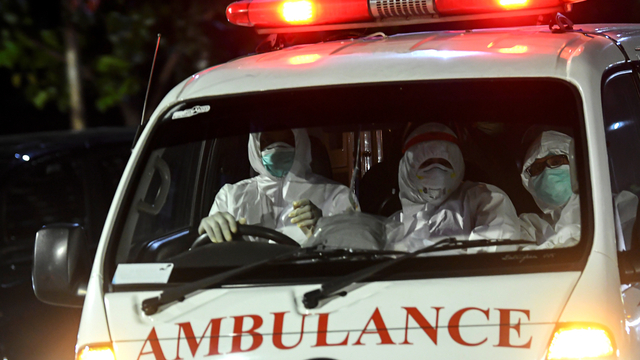 Ilustrasi ambulans membawa pasien corona. Foto: M Risyal Hidayat/ANTARA FOTO