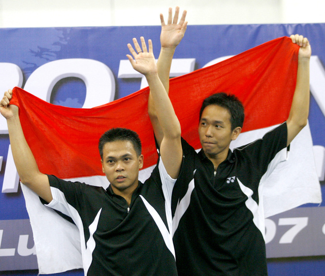 Pasangan ganda putra Indonesia Markis Kido (kiri) dan Hendra Setiawan berdiri di podium pemenang di Kejuaraan Dunia Bulu Tangkis di Kuala Lumpur, 19 Agustus 2007. Foto: TENGKU BAHAR/AFP