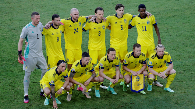 Pemain Timnas Swedia berpose untuk foto grup tim sebelum pertandingan, di Stadion La Cartuja, Seville, Spanyol, Senin (14/6). Foto: Pool via REUTERS/Julio Munoz