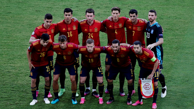 Pemain Timnas Spanyol berpose untuk foto grup tim sebelum pertandingan, di Stadion La Cartuja, Seville, Spanyol, Senin (14/6). Foto: Pool via REUTERS/Julio Munoz