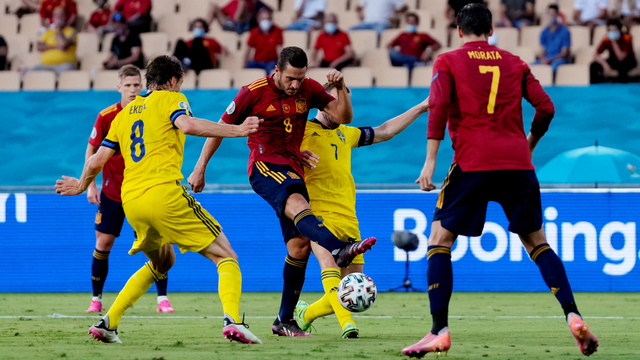 Pemain Spanyol Koke menembak ke gawang Swedia di Stadion La Cartuja, Seville, Spanyol, Senin (14/6). Foto: Pool via REUTERS/Thanassis Stavrakis 