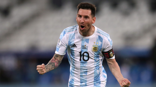 Pemain Argentina Lionel Messi merayakan gol pertama mereka, di Estadio Nilton Santos, Rio de Janeiro, Brasil, Senin (14/6). Foto: Ricardo Moraes/REUTERS
