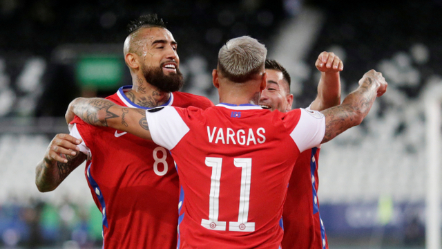 Eduardo Vargas dari Chile merayakan gol pertama mereka bersama rekan setim di Estadio Nilton Santos, Rio de Janeiro, Brasil, Senin (14/6). Foto: Ricardo Moraes/REUTERS