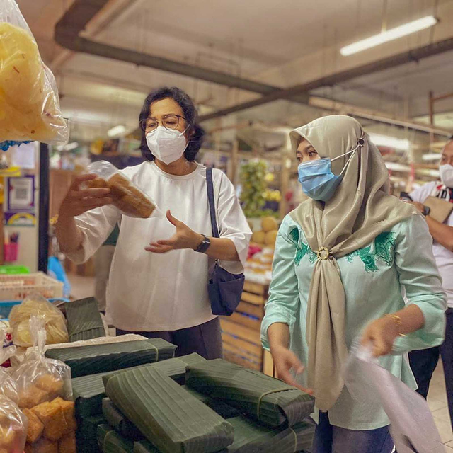Menteri Keuangan Sri Mulyani berkunjung ke Pasar Santa, Jakarta Selatan, untuk berbelanja dan menjelaskan PPN Sembako (14/6). Foto: Instagram/@smindrawati