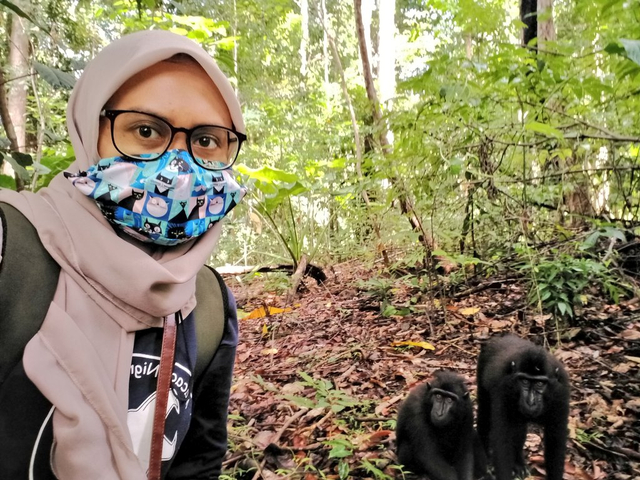 Indi selfie bersama monyet di hutan. Foto: Dok. Pribadi
