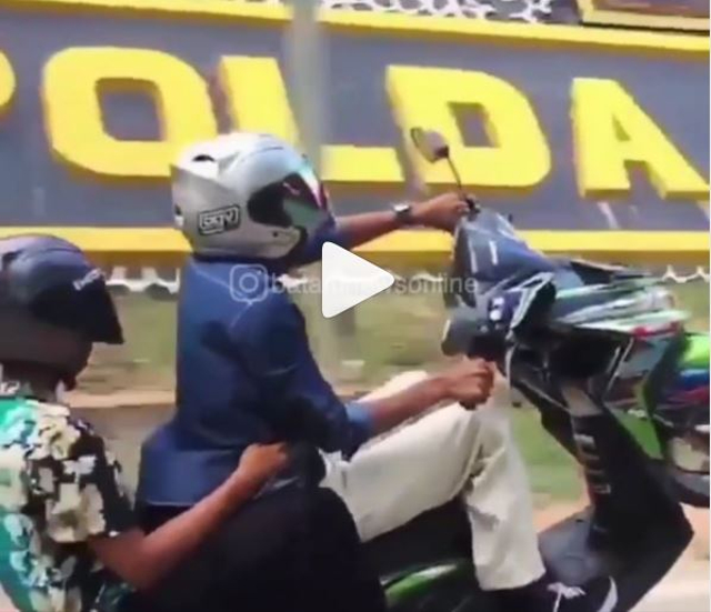 Aksi remaja frestyle dengan sepeda motor depan Mapolda Kepri viral. (Tangkapan layar)
