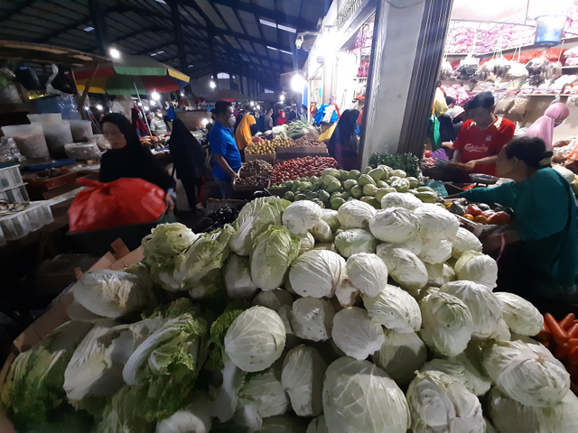 Aktivitas di pasar tradisional. Foto: Ismail/kepripedia.com