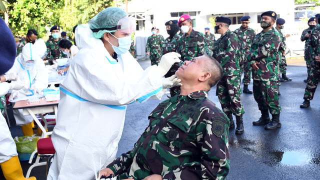 Suasana pelaksanaan uji swab antigen untuk seluruh personil Pangkalan Utama TNI AL (Lantamal) VIII. (foto: istimewa)