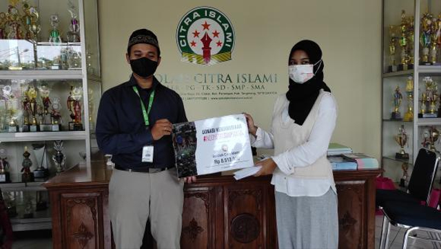 Serah terima donasi kemanusiaan dari anggota Osis SMA Citra Islami melalui Dompet Dhuafa untuk penyitas bencana di Nusa Tenggara Timur (NTT). (Jumat, 30/04/2021). Sumber Dompet Dhuafa.