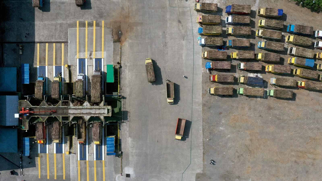 Foto udara antrean truk pengangkut tebu di pabrik gula PT. Rejoso Manis Indo (RMI) Blitar, Jawa Timur, Selasa (15/6/2021). Foto: Irfan Anshori/ANTARA FOTO