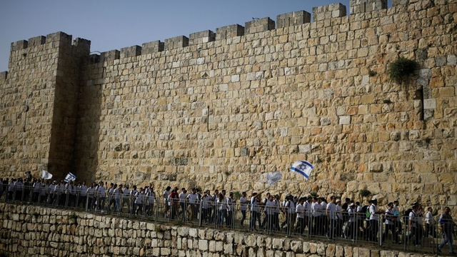 Parade Bendera memperingati Hari Yerusalem di Israel. Foto: REUTERS/Nir Elias