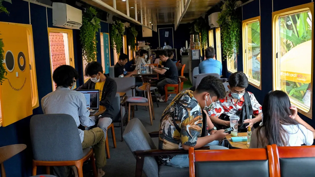 Suasana kafe yang terbuat dari gerbong kereta api di Kamboja. Foto: AFP/ Tang Chhin