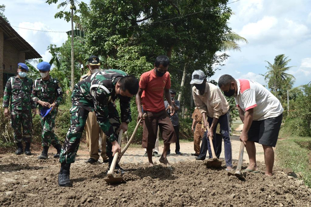 Kegiatan bakti sosial Denpom Lampung memperbaiki jalan bagi warga desa | Foto: Denpom II/3 Lampung