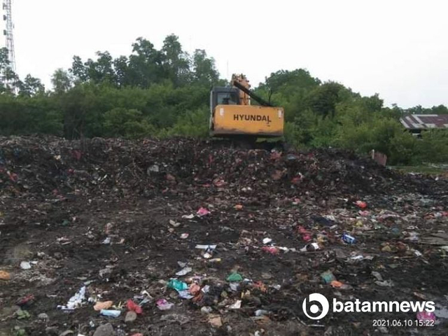 Maling curi kabel aki eskavator yang dioperasikan DLH Meranti untuk TPS sampah di Jl Rumbia, Selatpanjang. (Foto: Arjuna/Batamnews)