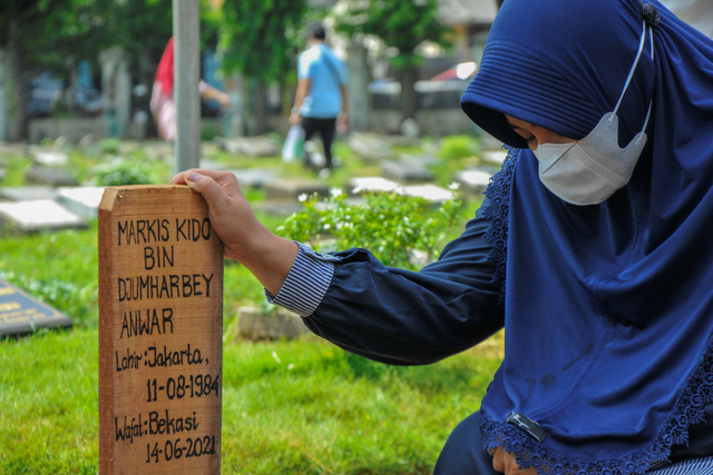 Istri Almarhum Markis Kido, Richasari Pawestri berdoa usai pemakaman, TPU Kebon Nanas, Jakarta Timur, Selasa (15/6). Foto: Fakhri Hermansyah/ANTARA FOTO