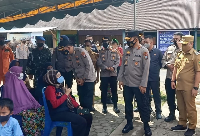 Kapolda Kepri didampingi Kapolres, Bupati Lingga, Camat Selayar serta pejabat lainnya meninjau program `Nasi Kapau` di Desa Penuba (Foto:ist)
