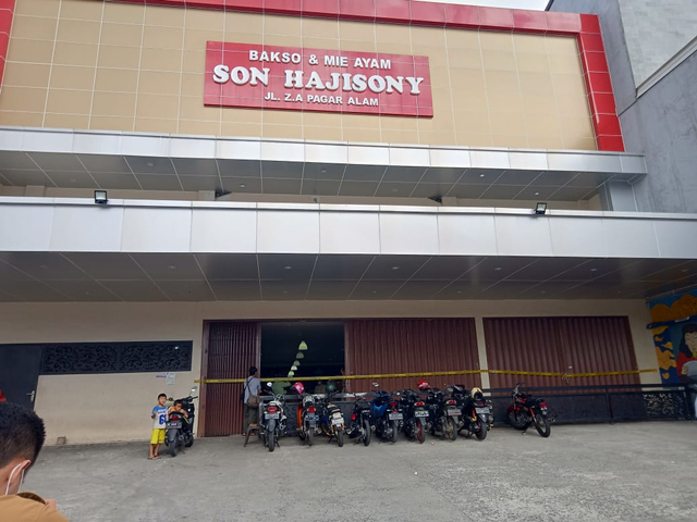 5 Gerai Bakso Son Haji Sony Disegel Tim Penegakan Pajak Pemkot Bandar Lampung (2)