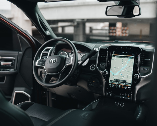 Ilustrasi penggunaan IoT adalah mobil pintar (Foto: Brock Wegner via Unsplash)