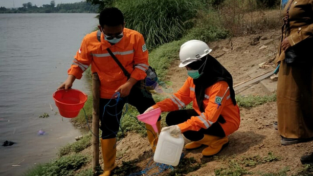 DLH Bojonegoro Lakukan Pengujian Air Sungai Bengawan Solo yang Diduga Tercemar (23107)
