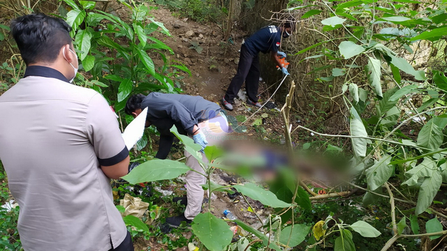 Petugas saal lakukan olah TKP, penemuan mayat di bawah Jembatan Bangkle, turut Kelurahan Kedungjenar, Kecamatan Blora Kota, Kabupaten Blora, Jawa Tengah. Selasa (15/06/2021). (foto: istimewa)