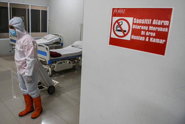Petugas menarik tabung oksigen saat menyiapkan ruangan perawatan pada Tower 8 Rumah Sakit Darurat COVID-19 (RSDC) Wisma Atlet Pademangan, Jakarta, Selasa (15/6). Foto: M Risyal Hidayat/ANTARA FOTO