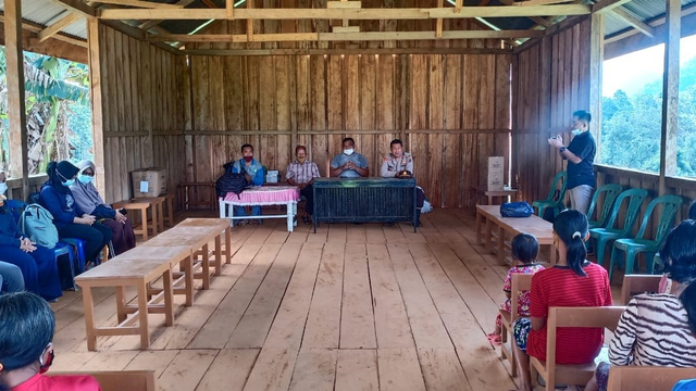 Masyarakat Dusun Mumpe, Desa Doda Bunta, Kecamatan Simpang Raya, Kabupaten Banggai,Sulteng, saat mendengarkan pemaparan terkait COVID-19 dari sejumlah intstansi di Kabupaten Banggai. Foto: Istimewa