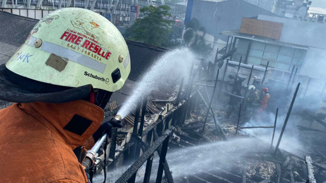 Petugas Damkar berusaha memadamkan api di rumah makan Ampera di Jakarta Timur yang terbakar. Foto: Damkar DKI Jakarta