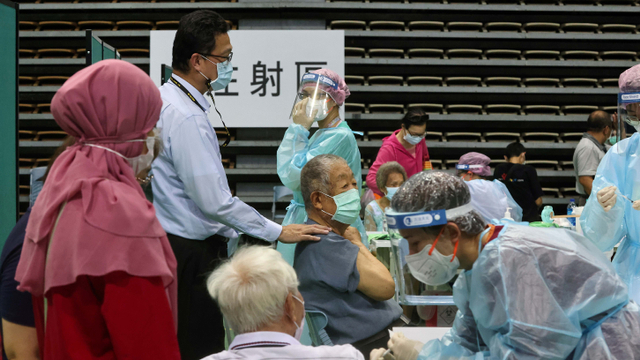 Vaksinasi Lansia di Taiwan. Foto: Ann Wang/Reuters