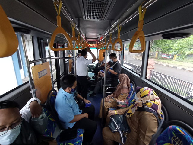 BRT mulai beroperasi dan melayani warga Cirebon. (Anatasya)