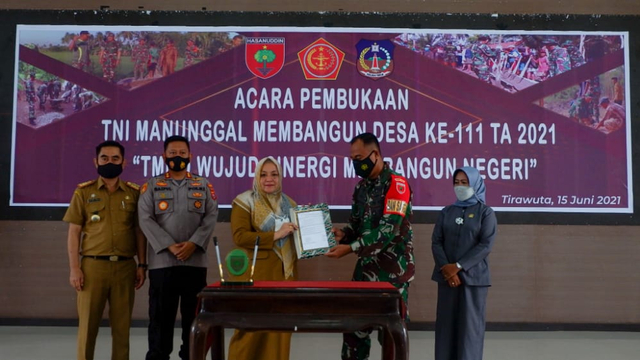 Bupati Kolaka Timur, Andi Merya Nur usai menandatangani nota kesepahaman pelaksanaan TMMD ke-111 di Kabupaten Kolaka Timur. Foto: Deden Saputra/kendarinesia.