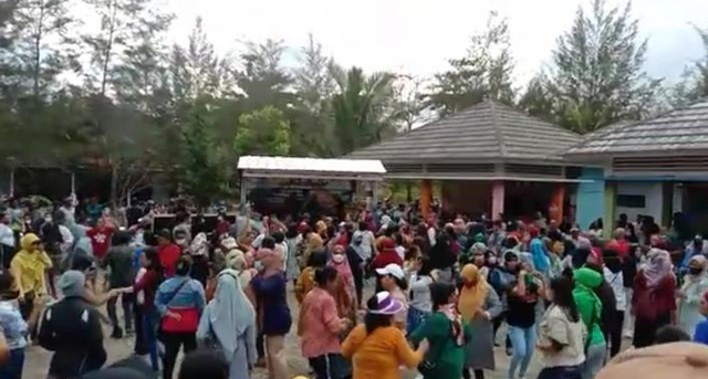 Kerumunan massa yang melakukan aktivitas senam tanpa izin satgas setempat, di Pantai Batu Belubang, Bangka Tengah.