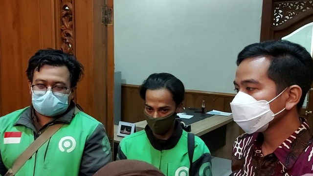 Wali Kota Solo Gibran Rakabuming (kanan) bertemu dengan Andri (tengah), pengemudi ojol yang berususan dengan polisi lantaran mengantarkan pesanan yang ternyata berisi minuman keras.