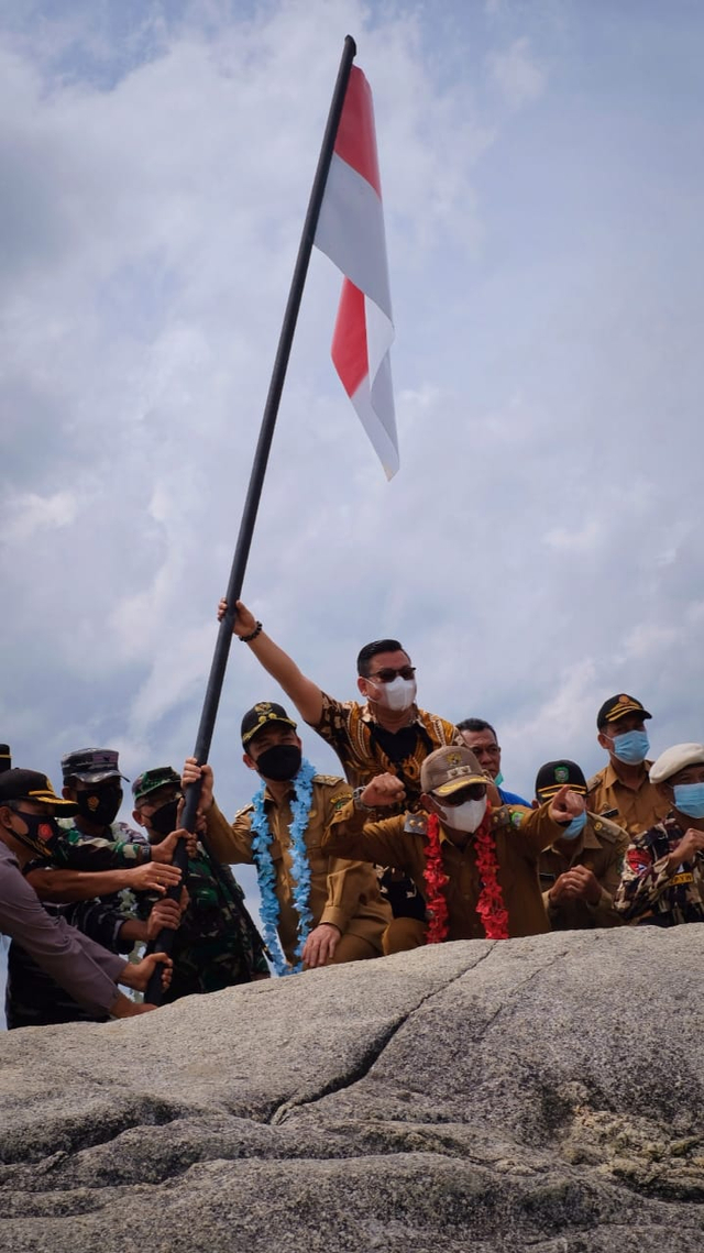 Wakil Gubernur Kalbar, Ria Norsan, meresmikan Kampung Bahari TNI AL. Foto: Dok. Pemprov Kalbar