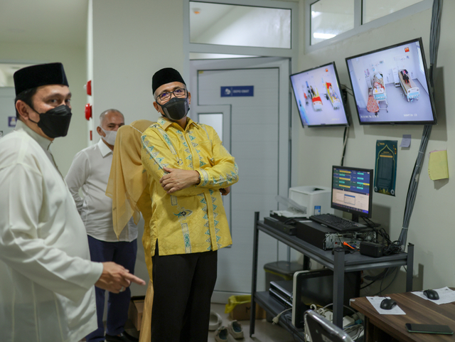 Nova Iriansyah saat meninjau ruangan kontrol pasien COVID-19 di RSUDZA Banda Aceh, sebelum terpapar virus corona. Foto: Abdul Hadi/acehkini 