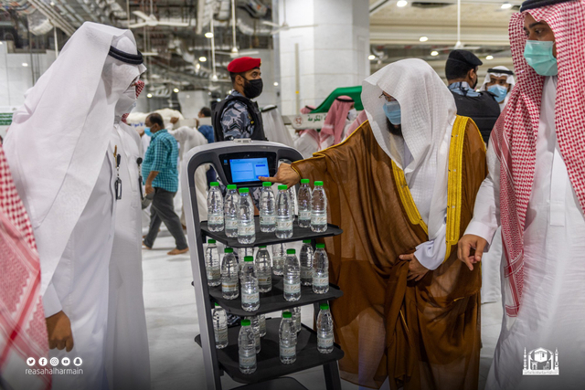 Kini Ada Robot yang Distribusikan Air Zamzam di Masjidil Haram dan Masjid Nabawi (110805)