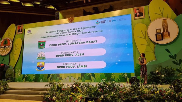 DPR Aceh berada di peringkat kedua sebagai penerima penghargaan Green Leadership kategori Dewan Perwakilan Rakyat Daerah Provinsi dari KLHK. Foto: Dok. DPRA