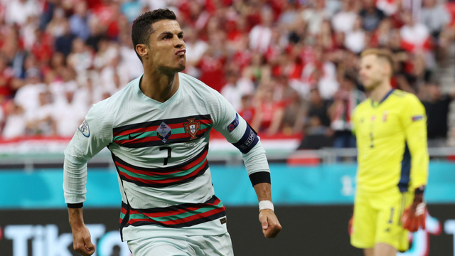 Pemain Portugal Cristiano Ronaldo merayakan gol kedua mereka pada laga Euro 2020 di Puskas Arena, Budapest, Hongaria, Selasa (15/6). Foto: Pool via REUTERS/Bernadett Szabo 