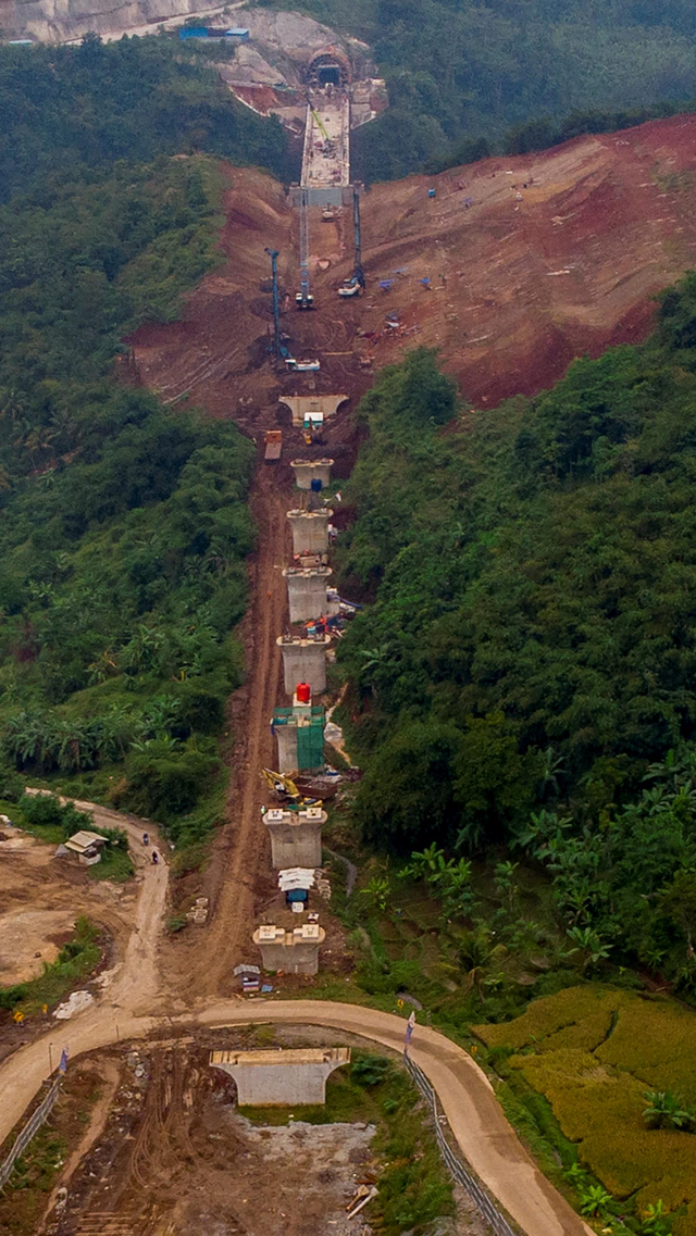 Foto udara struktur jembatan tertinggi proyek Kereta Cepat Jakarta-Bandung Section Tunnel #6 DK 88 di Desa Depok, Purwakarta, Jawa Barat, Selasa (15/6/2021). Foto: M Ibnu Chazar/ANTARA FOTO