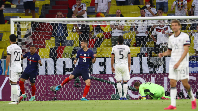 Pemain Jerman Mats Hummels bereaksi setelah mencetak gol bunuh diri pada pertandingan Euro 2020, di Football Arena Munich, Munich, Jerman, Selasa (15/6). Foto: Pool via REUTERS