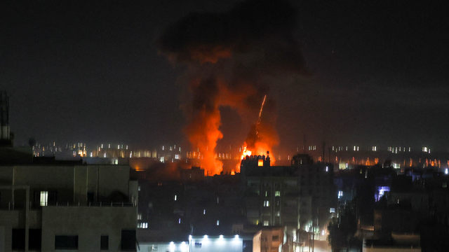Ledakan terlihat di atas gedung-gedung di Kota Gaza saat pasukan Israel menembaki daerah kantong Palestina, Rabu (16/6). Foto: MAHMUD HAMS/AFP